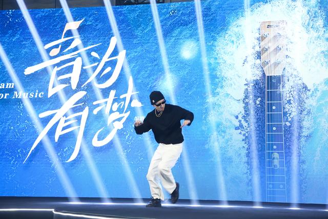 小鸡街舞红色帽子个人资料（泉州街舞小鸡林森要演戏）(2)