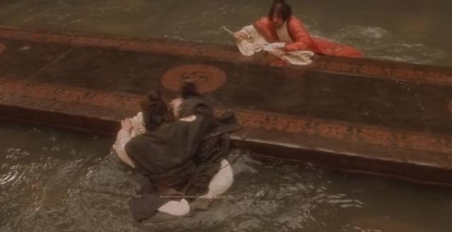 张丰毅搞笑名场面（张丰毅追着李雪健打水仗）(8)