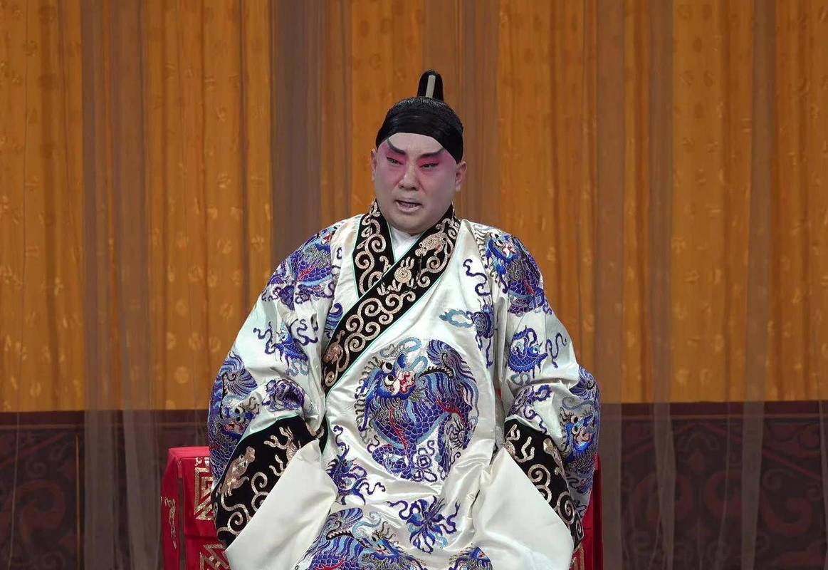 郭德纲唱京剧专业吗（郭德纲唱的京剧是票友级别）