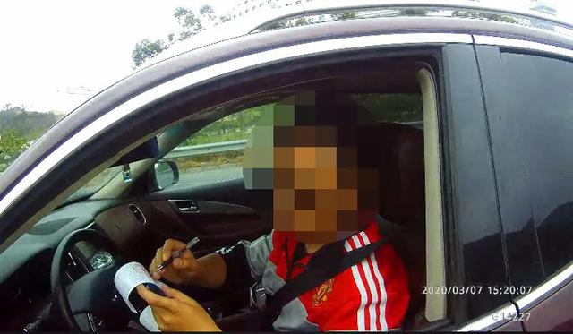 女司机超速不出示驾驶证后续(女司机开保时捷718高速狂飙)(4)