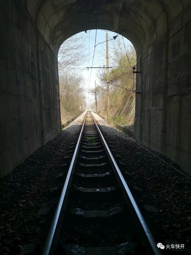摩天岭铁路隧道具体位置(龙王山小铁路穿过一条200米隧道)(1)