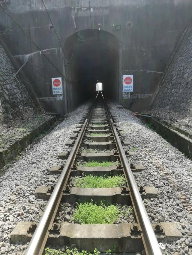 摩天岭铁路隧道具体位置(龙王山小铁路穿过一条200米隧道)(12)