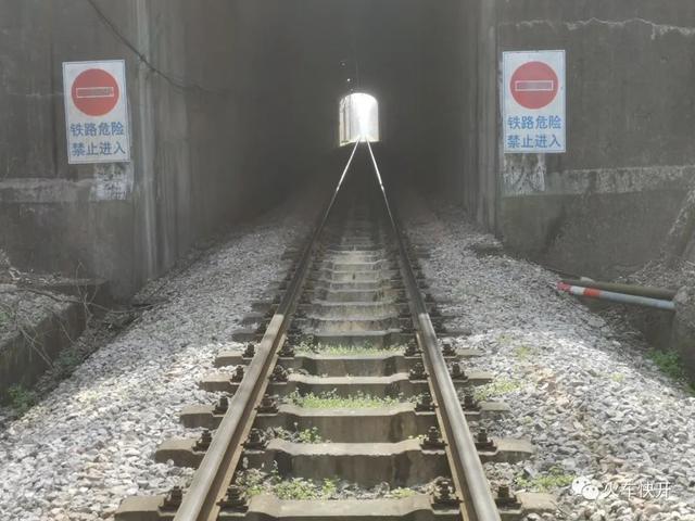 摩天岭铁路隧道具体位置(龙王山小铁路穿过一条200米隧道)(13)