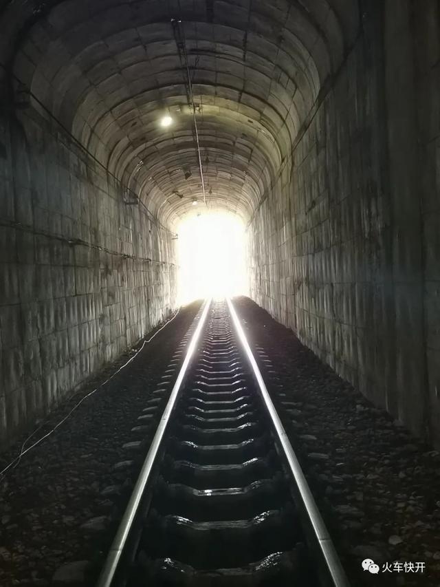 摩天岭铁路隧道具体位置(龙王山小铁路穿过一条200米隧道)(15)