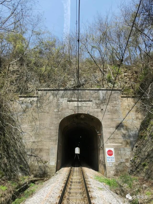 摩天岭铁路隧道具体位置(龙王山小铁路穿过一条200米隧道)(16)