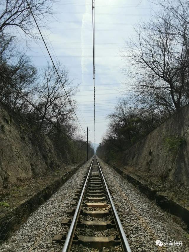 摩天岭铁路隧道具体位置(龙王山小铁路穿过一条200米隧道)(17)