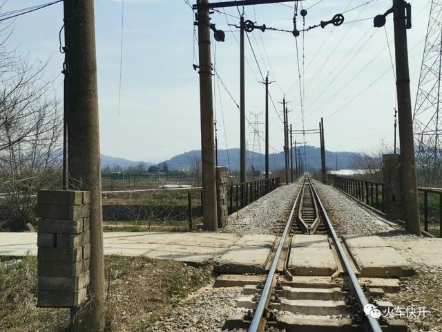 摩天岭铁路隧道具体位置(龙王山小铁路穿过一条200米隧道)(18)