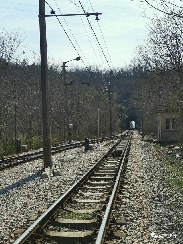 摩天岭铁路隧道具体位置(龙王山小铁路穿过一条200米隧道)(8)