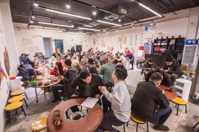 洞氮胡记羊肉馆桃源盛世形象店(从岳阳起家火了21年的洞氮胡记羊肉馆)(11)