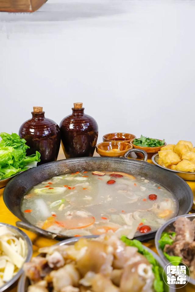 洞氮胡记羊肉馆桃源盛世形象店(从岳阳起家火了21年的洞氮胡记羊肉馆)(15)