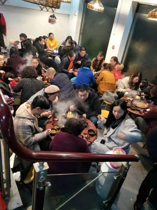 洞氮胡记羊肉馆桃源盛世形象店(从岳阳起家火了21年的洞氮胡记羊肉馆)(16)