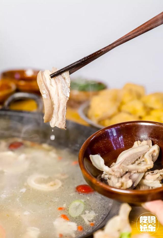 洞氮胡记羊肉馆桃源盛世形象店(从岳阳起家火了21年的洞氮胡记羊肉馆)(30)