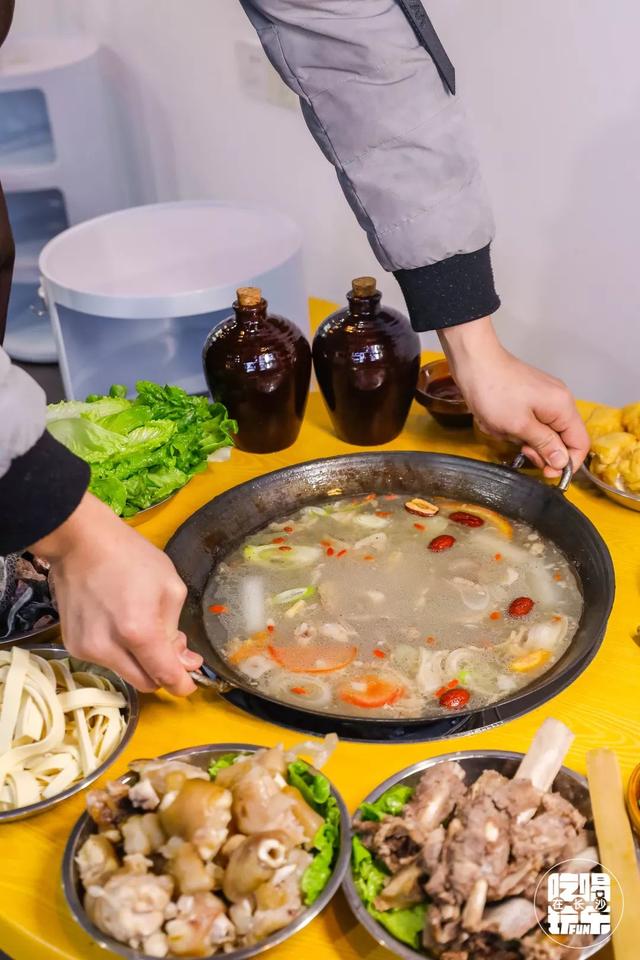 洞氮胡记羊肉馆桃源盛世形象店(从岳阳起家火了21年的洞氮胡记羊肉馆)(9)