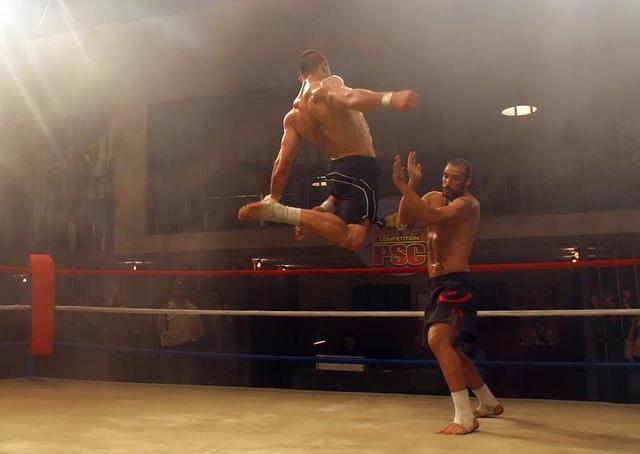 监狱中的拳王对战（监狱拳霸和国际拳王的生死对决）(2)