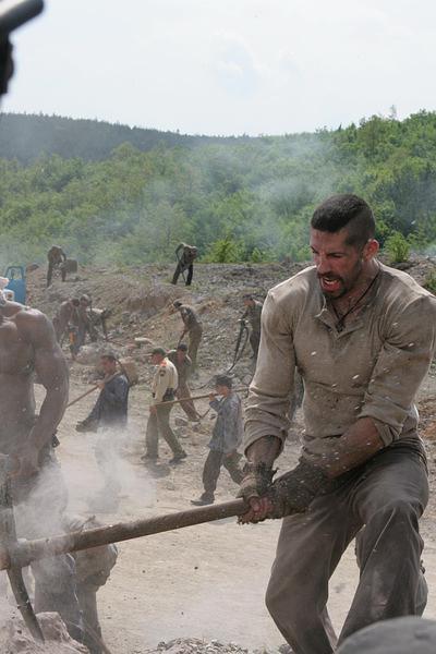 监狱中的拳王对战（监狱拳霸和国际拳王的生死对决）(3)