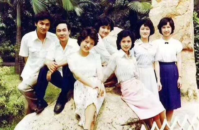 广东台九十年代十大主持人(消失在广东观众视野的五位广东电视台第一代女主持人)(1)