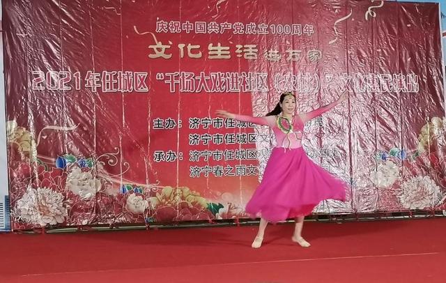 社区举办最美志愿者表彰大会(文艺志愿者一曲红梅赞)(5)