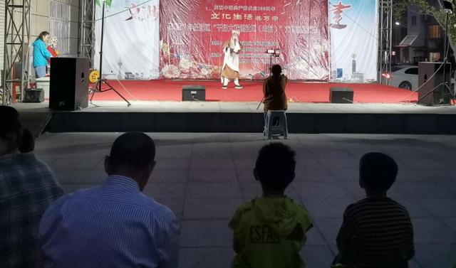 社区举办最美志愿者表彰大会(文艺志愿者一曲红梅赞)(6)