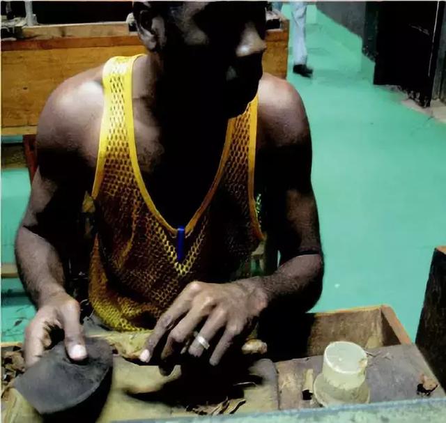 古巴旅游买雪茄价格(到了古巴不来点)(1)