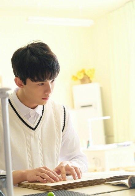 张子枫吴磊夏日少年（闭眼睛洗澡把护发素当洗发水）(1)