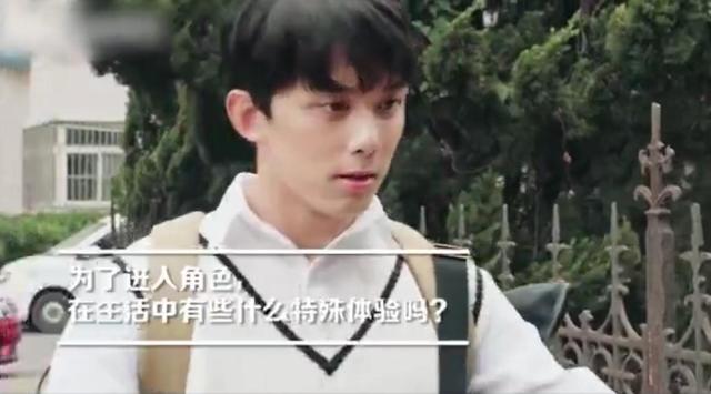 张子枫吴磊夏日少年（闭眼睛洗澡把护发素当洗发水）(2)