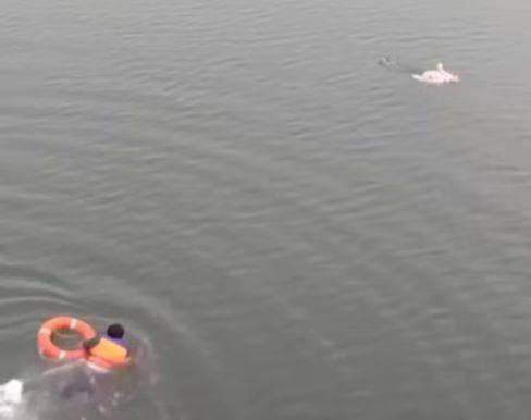 勇救车辆落水人员牺牲(奋力游向生的希望)(1)