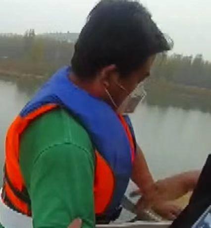 勇救车辆落水人员牺牲(奋力游向生的希望)(2)