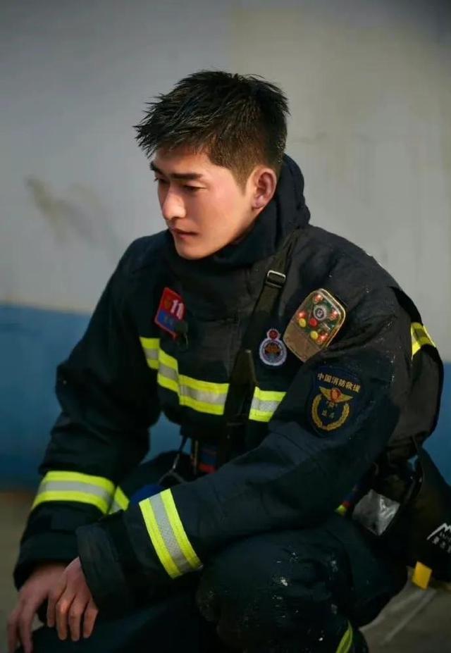 魏大勋秦霄贤拍消防在哪里播(一往无前的蓝收官)(2)