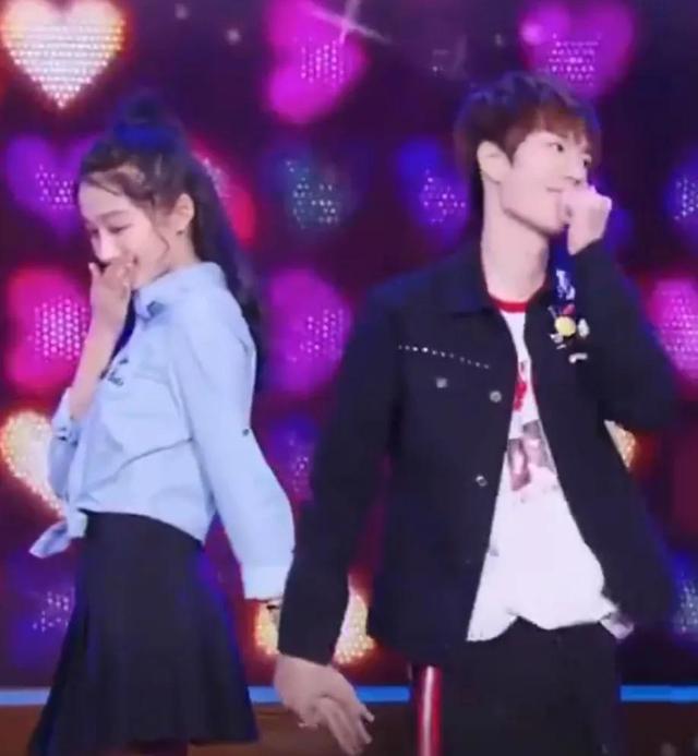 鹿晗关晓彤官宣朋友圈截图(网友喊话鹿晗出来分流)(3)