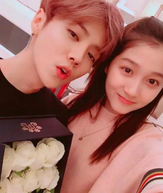 鹿晗关晓彤官宣朋友圈截图(网友喊话鹿晗出来分流)(9)