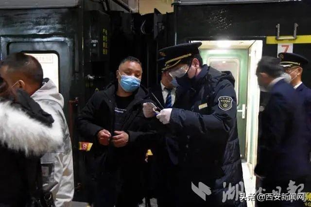 西安到武汉的高铁是不是不用取票（首趟旅客列车由西安抵达武汉）(1)