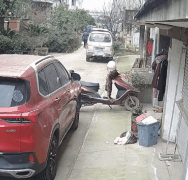 电动车和燃油车起火几率（电动车起火引燃汽车）(1)