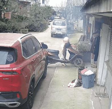 电动车和燃油车起火几率（电动车起火引燃汽车）(2)