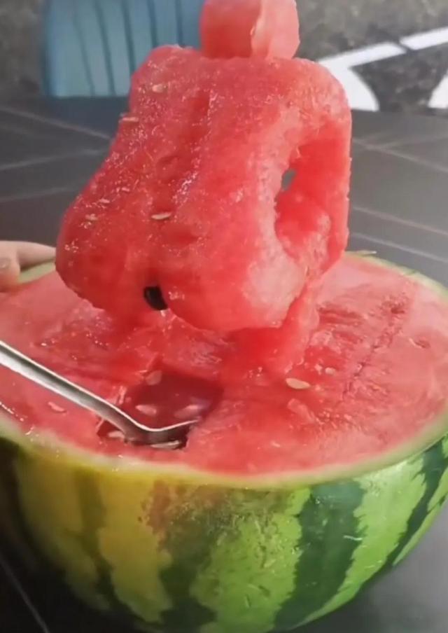 整个西瓜皮雕刻简单花式（精湛的15个西瓜雕刻艺术品）