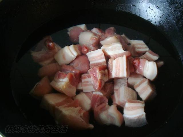 红烧肉这么做入口即化肥而不腻（教你在家做红烧肉）