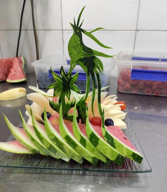 整个西瓜皮雕刻简单花式（精湛的15个西瓜雕刻艺术品）