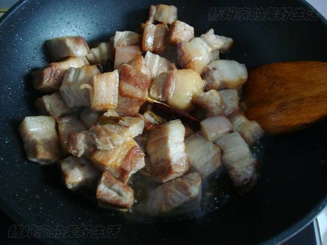 红烧肉这么做入口即化肥而不腻（教你在家做红烧肉）