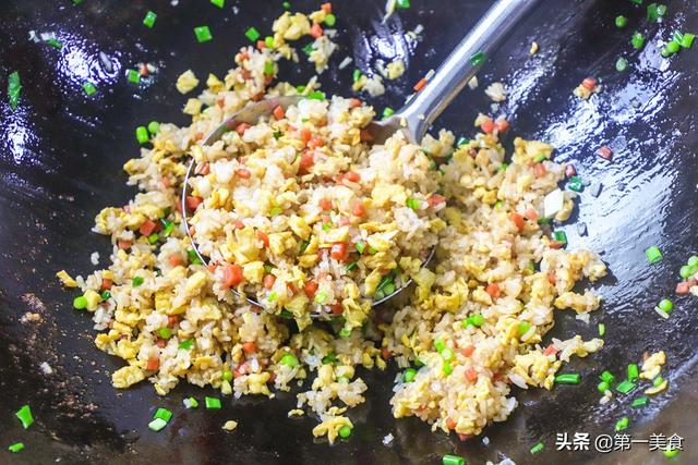 蛋炒饭怎么做才是最正宗的（一份蛋炒饭就能看出深浅）
