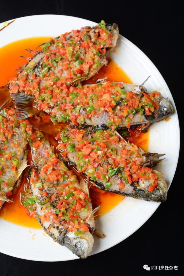 四川怎样炒鸡脚好下饭(火焰青椒鸡菜根回锅肉) 四川怎样炒鸡脚好下饭(火焰青椒鸡菜根回锅肉)