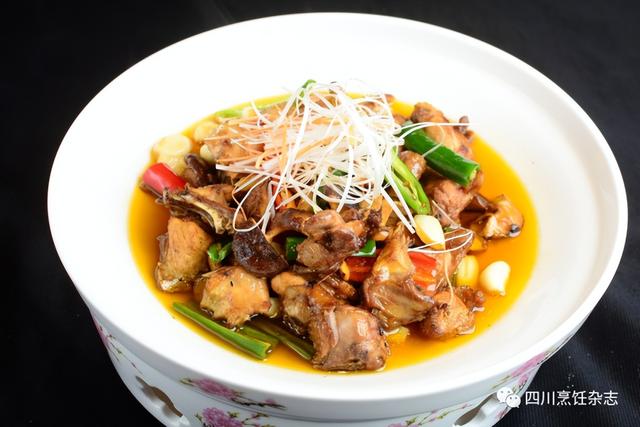 四川怎样炒鸡脚好下饭(火焰青椒鸡菜根回锅肉) 四川怎样炒鸡脚好下饭(火焰青椒鸡菜根回锅肉)