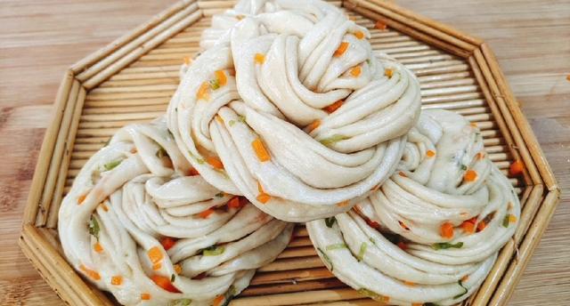 教大家如何做貌美又好吃的花卷（不加一滴水教你做松软咸香的花卷）