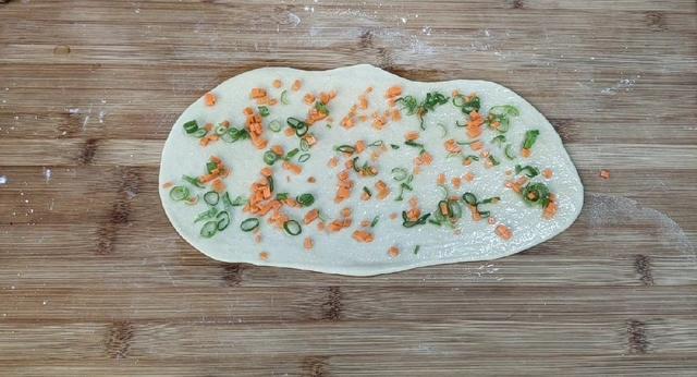 教大家如何做貌美又好吃的花卷（不加一滴水教你做松软咸香的花卷）