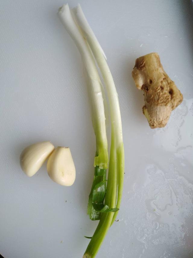 龙刀鱼最正宗的做法(尖椒炒毛刀鱼好吃又下饭) 龙刀鱼最正宗的做法(尖椒炒毛刀鱼好吃又下饭)