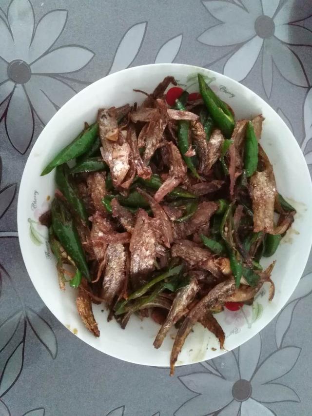 龙刀鱼最正宗的做法(尖椒炒毛刀鱼好吃又下饭) 龙刀鱼最正宗的做法(尖椒炒毛刀鱼好吃又下饭)