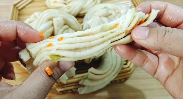 教大家如何做貌美又好吃的花卷（不加一滴水教你做松软咸香的花卷）