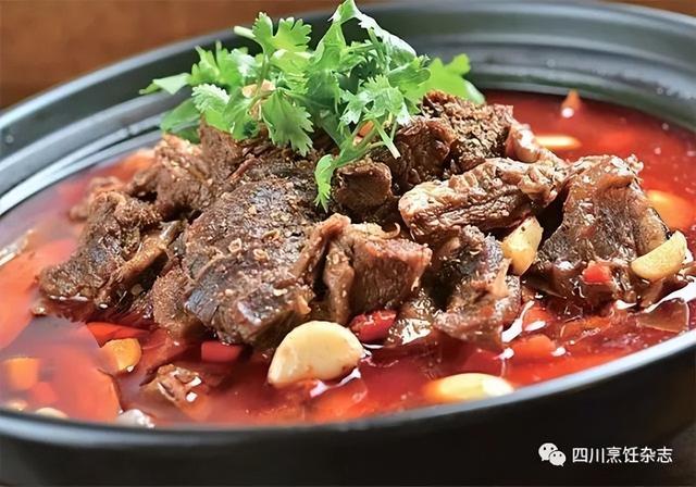 四川怎样炒鸡脚好下饭(火焰青椒鸡菜根回锅肉) 四川怎样炒鸡脚好下饭(火焰青椒鸡菜根回锅肉)