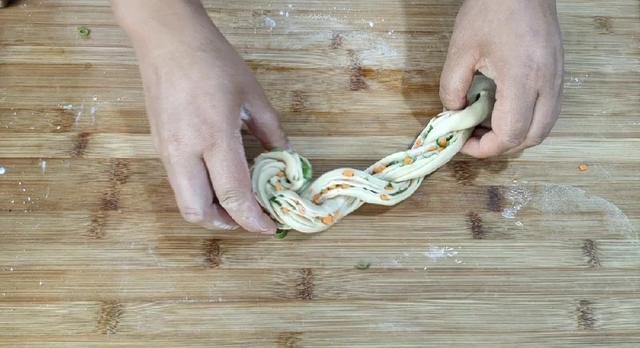 教大家如何做貌美又好吃的花卷（不加一滴水教你做松软咸香的花卷）