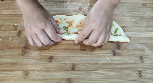 教大家如何做貌美又好吃的花卷（不加一滴水教你做松软咸香的花卷）