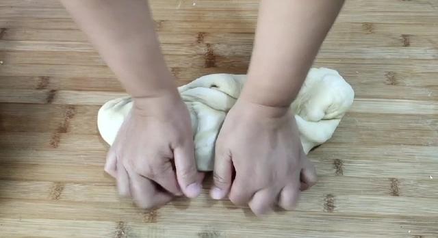 教大家如何做貌美又好吃的花卷（不加一滴水教你做松软咸香的花卷）