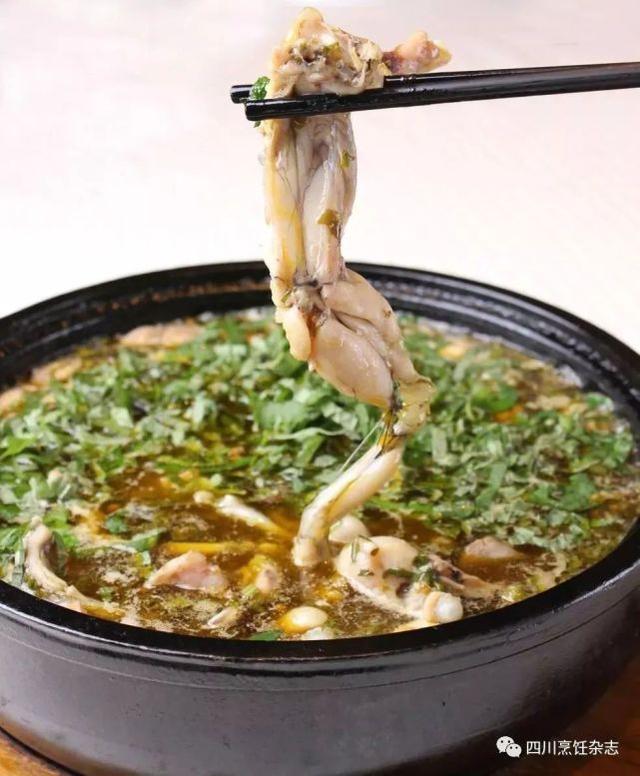 四川怎样炒鸡脚好下饭(火焰青椒鸡菜根回锅肉) 四川怎样炒鸡脚好下饭(火焰青椒鸡菜根回锅肉)